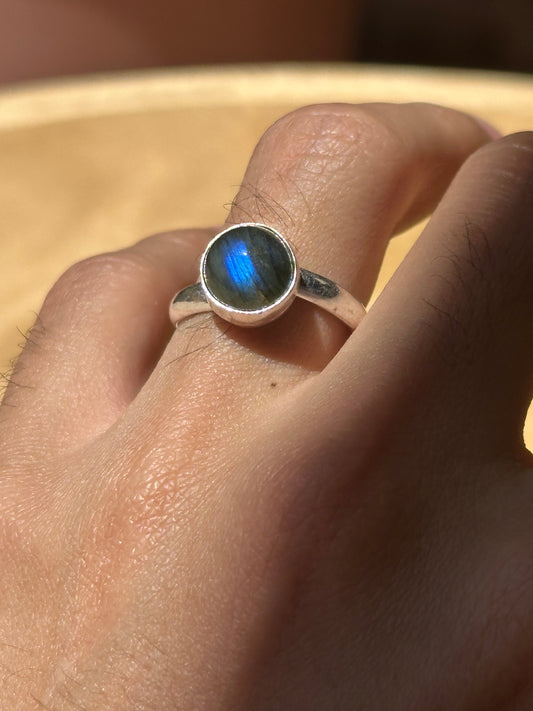 Anillo ajustable de Labradorita redondo mini