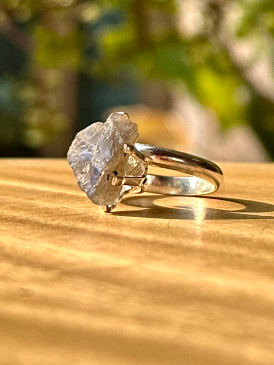 Anillo ajustable de labradorita en bruto