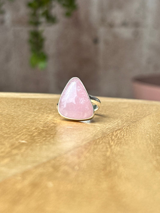 Anillo ajustable de Cuarzo rosa triángulo