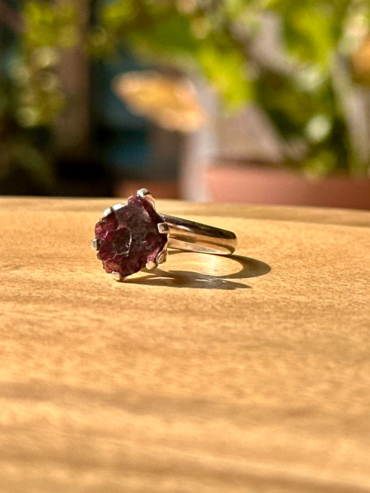Anillo ajustable de Granate Rojo en bruto
