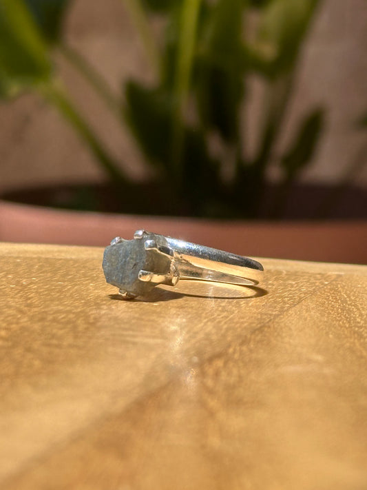 Anillo ajustable de labradorita en bruto