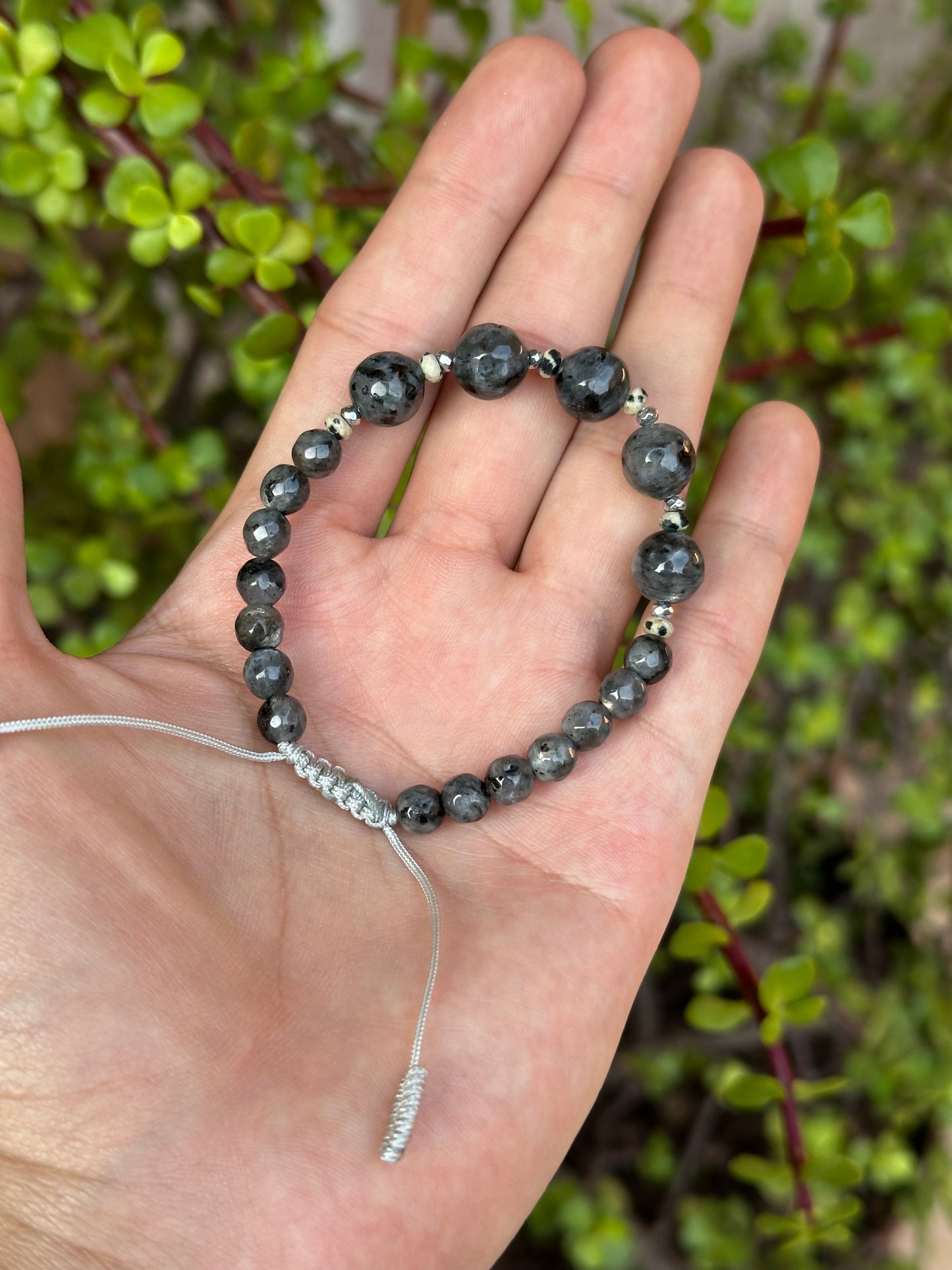 Pulsera Ajustable de Espectrolita, Jaspe Dálmata y Hematita