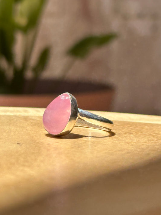 Anillo ajustable de Cuarzo rosa gota
