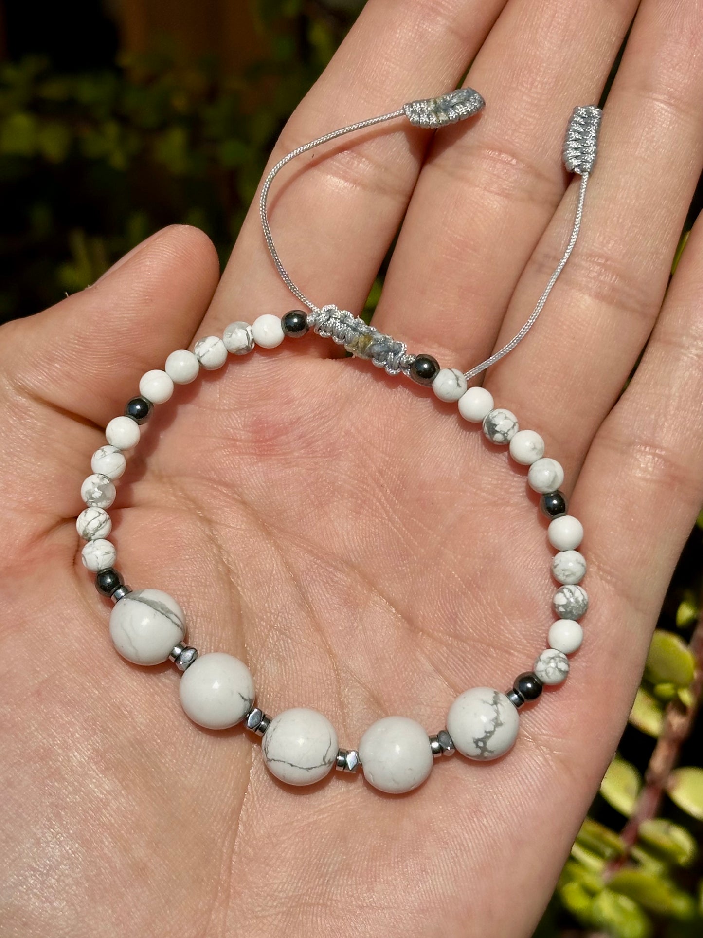 Pulsera Ajustable de Howlita y Hematita | Calma y Enraizamiento