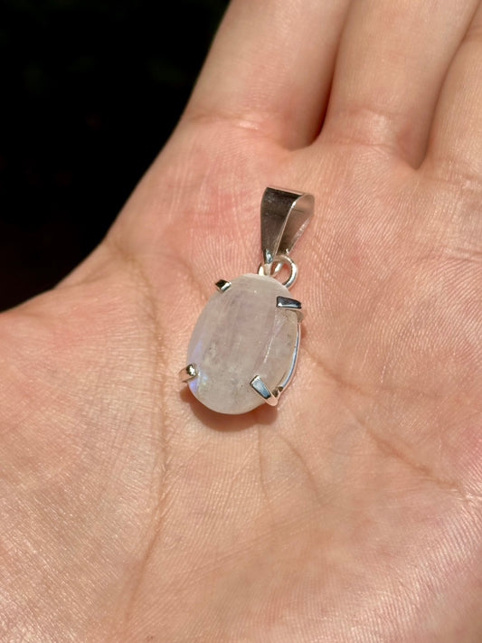 Dije de piedra luna facetada