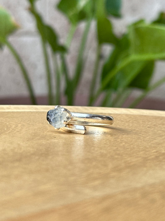 Anillo ajustable de piedra luna en bruto
