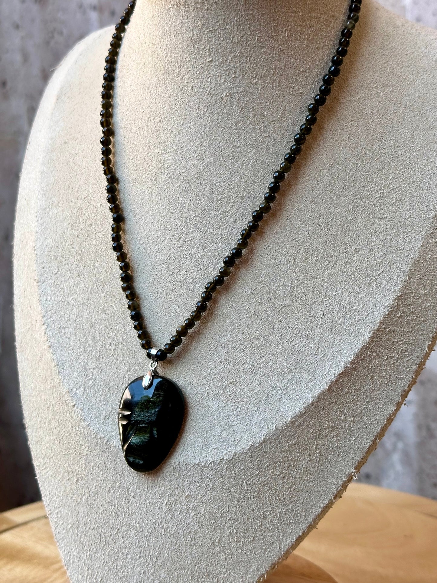 Collar de Obsidiana Dorada con Dije Rostro Antiguo