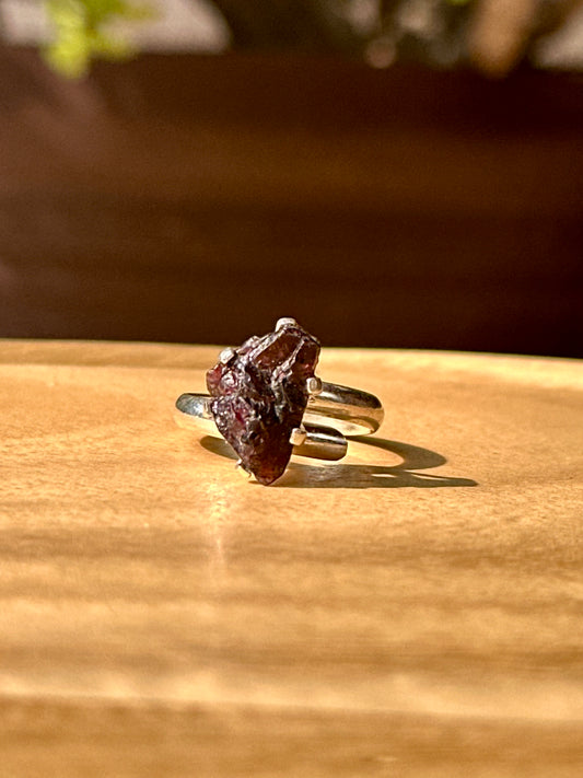 Anillo ajustable de Granate Rojo en bruto