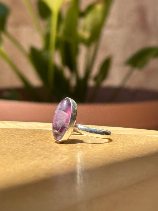 Anillo ajustable de Amatista con inclusiones arcoíris