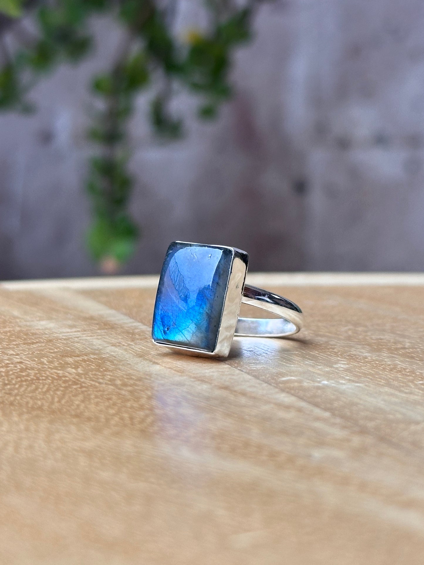 Anillo ajustable de labradorita rectangular blue flash con verde