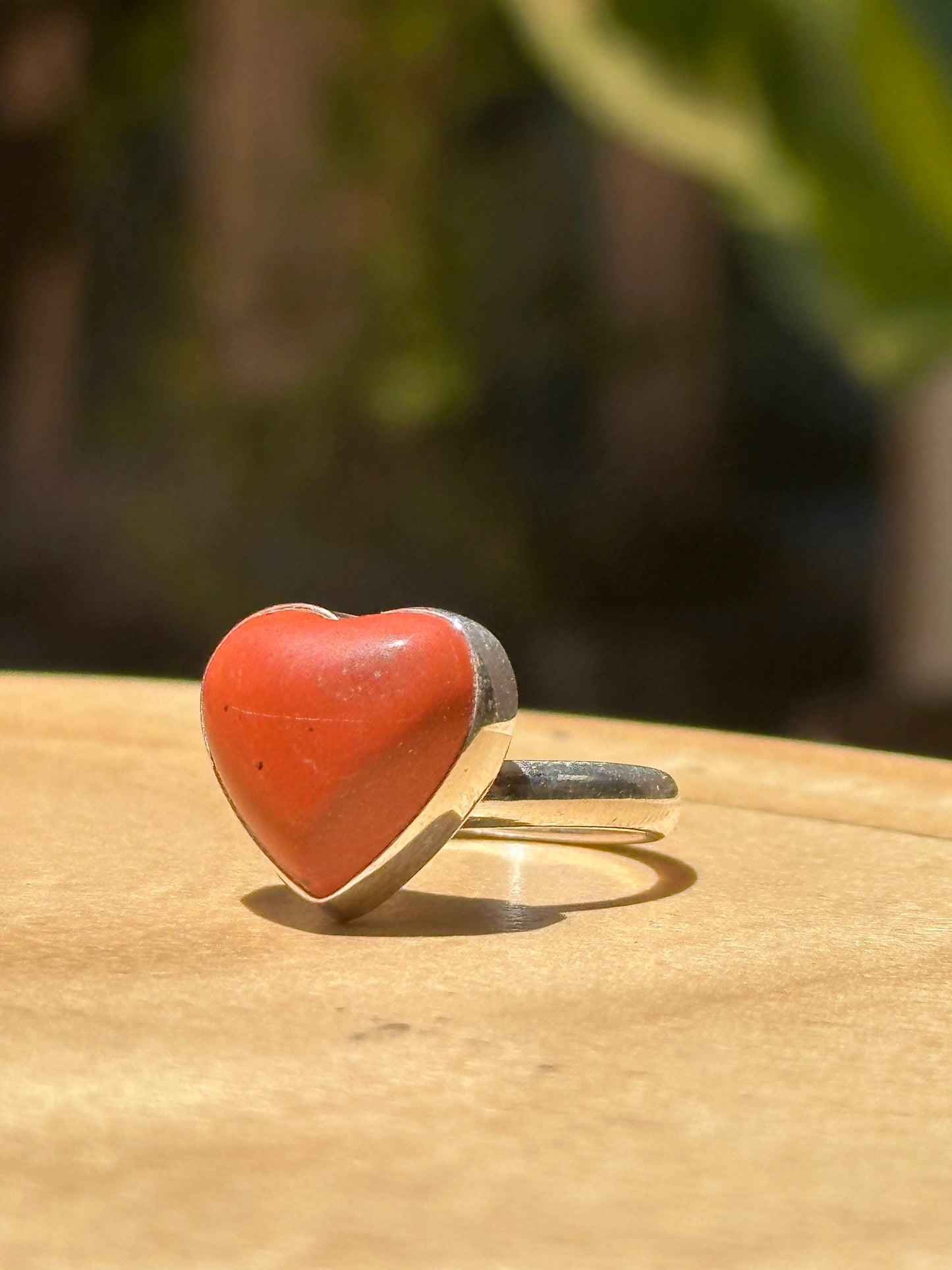 Anillo ajustable de jaspe rojo corazón