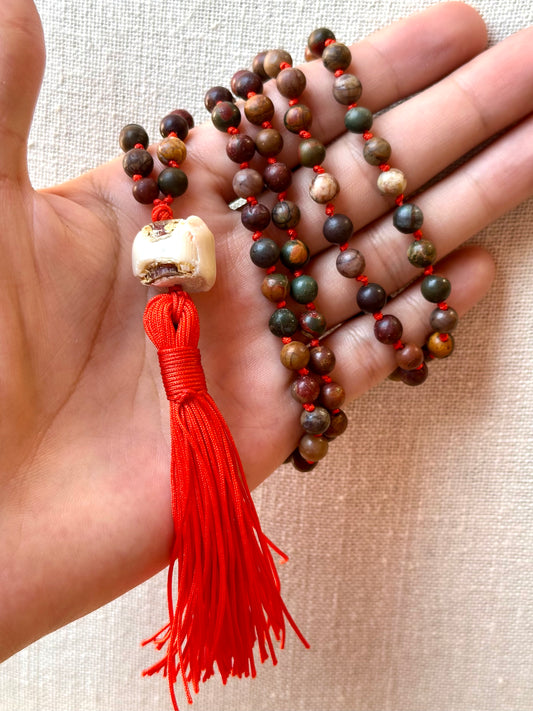 Japa Mala de Jaspe Picasso con 108 Cuentas y Coral Blanco Natural