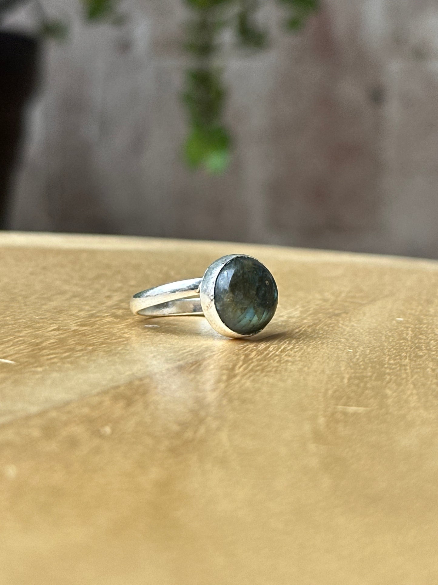 Anillo ajustable de Labradorita redondo verde