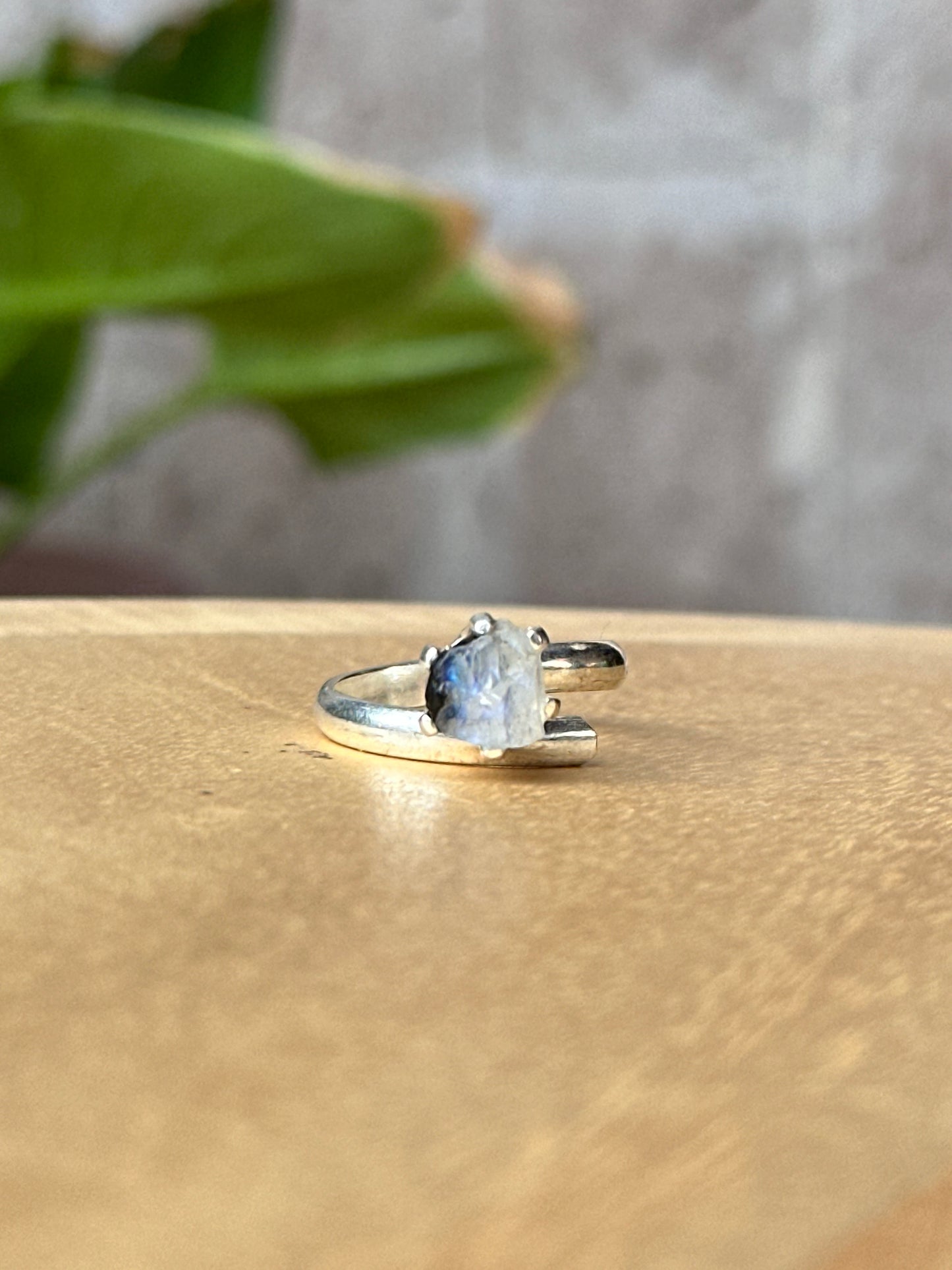 Anillo ajustable de piedra luna en bruto