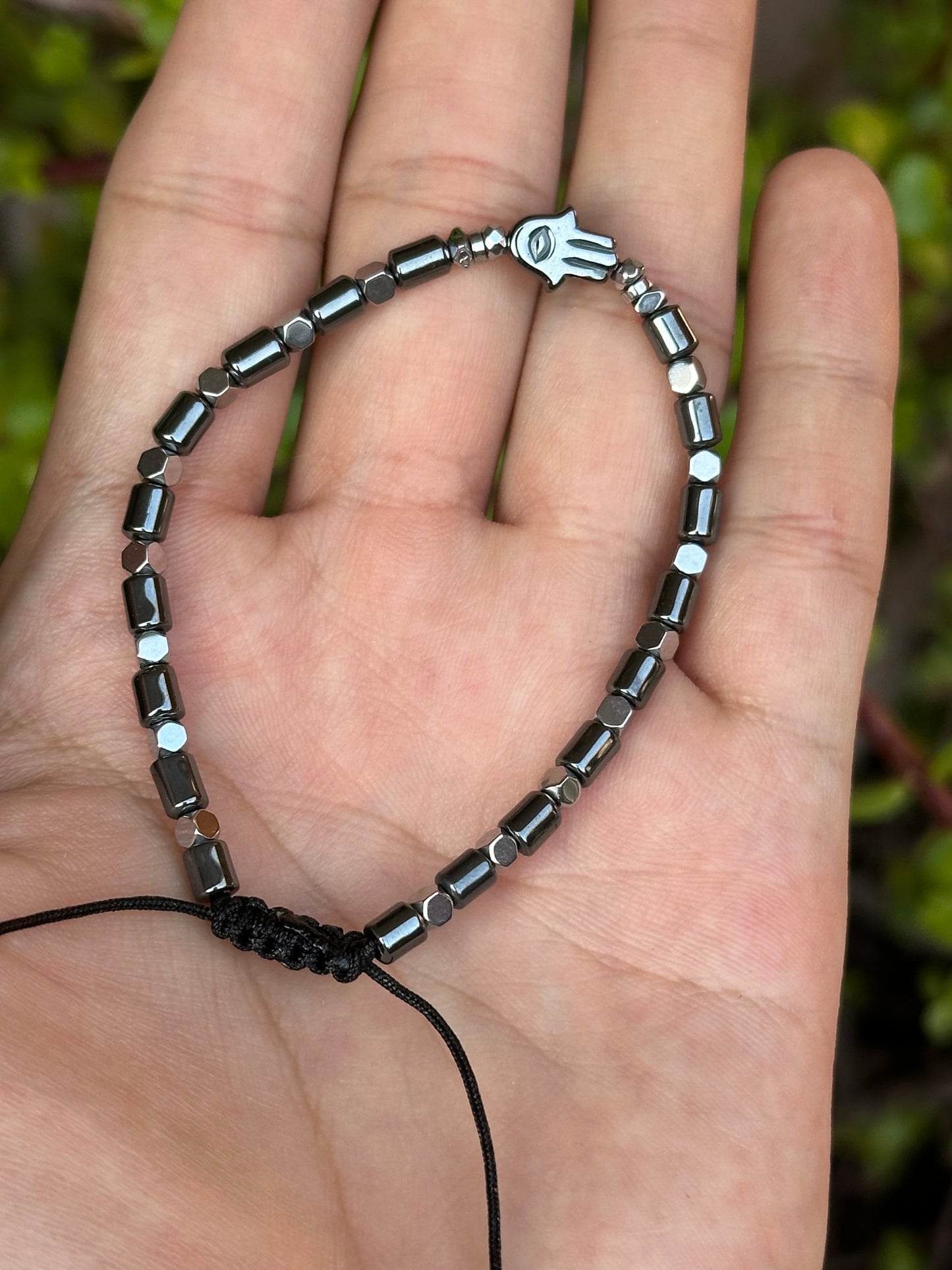 Pulsera Ajustable de Hematita con Mano de Fátima