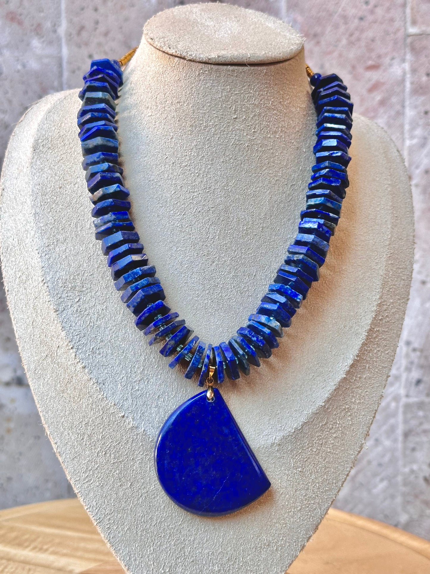 Collar de Lapislázuli con Hematita Dorada