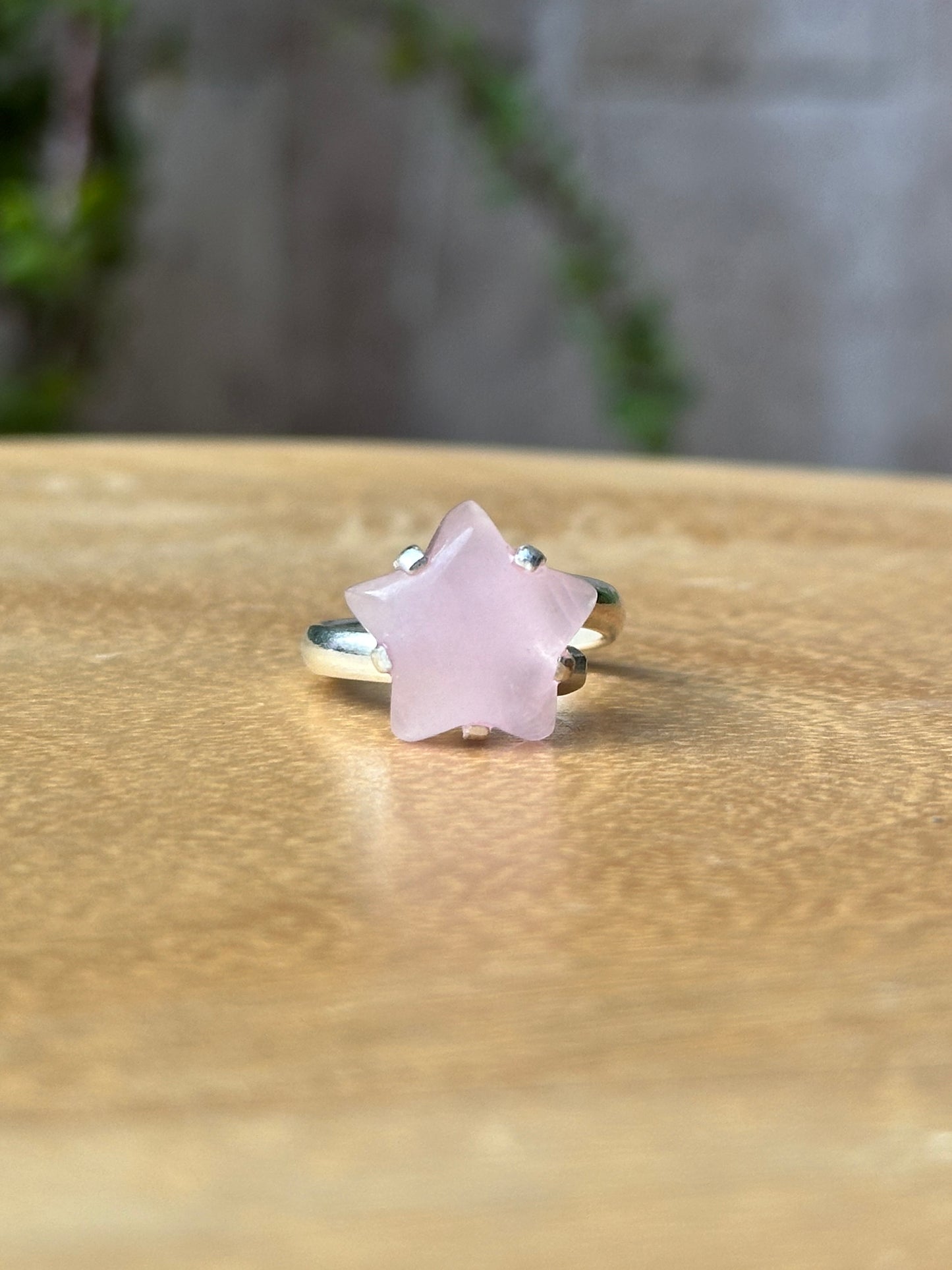 Anillo ajustable de Cuarzo rosa estrella