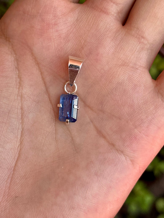 Dije de Cianita Azul Facetada con Cadena