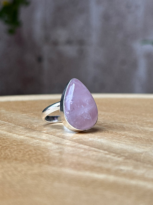 Anillo ajustable de Cuarzo rosa gota grande