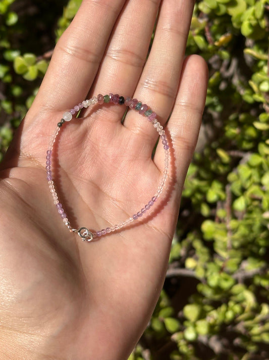 Pulsera Multimineral Facetada: Cuarzo Rosa, Amatista, Piedra Luna, Turmalina Sandía, Hematita y Aguamarina