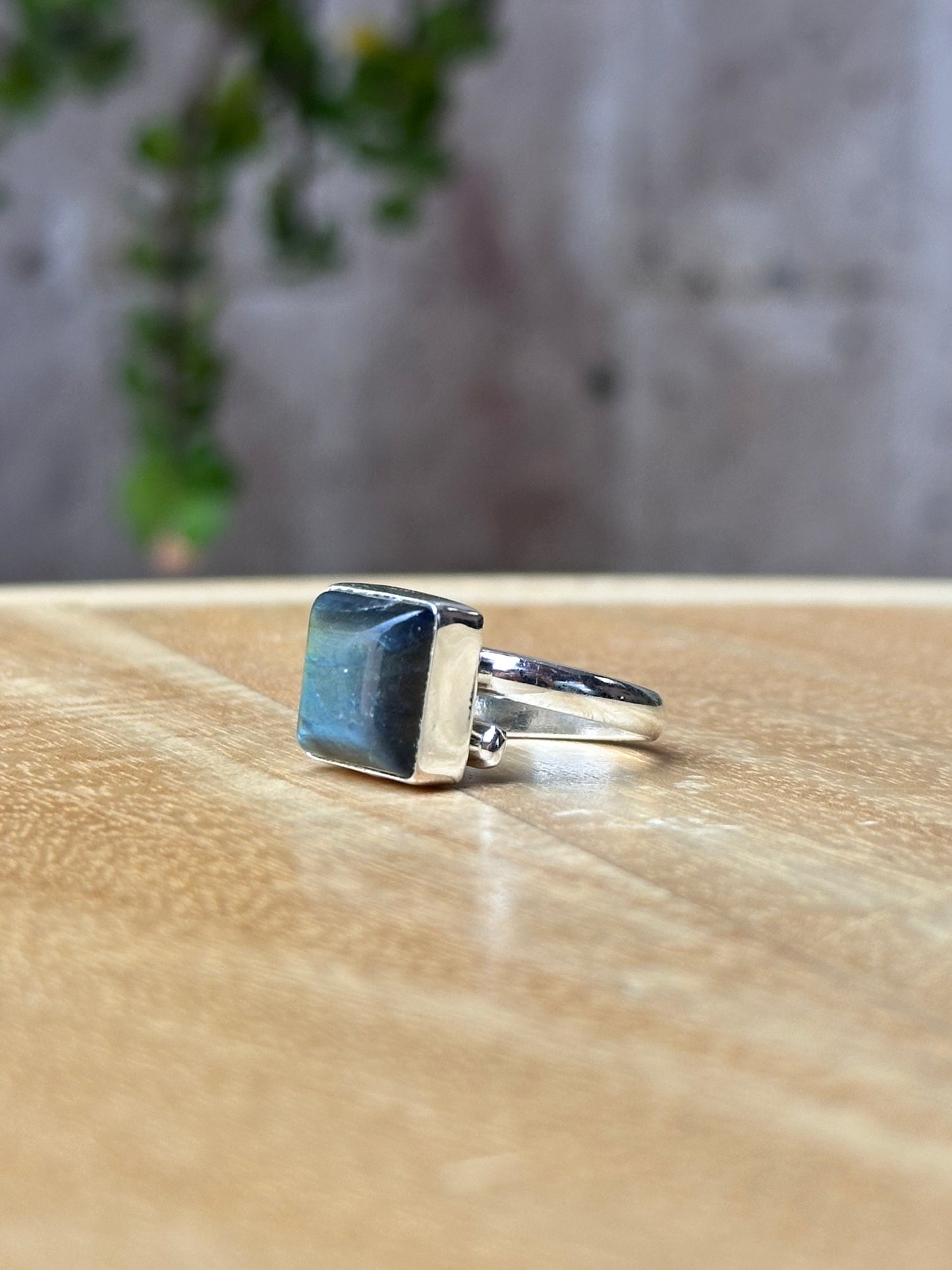Anillo ajustable de labradorita cuadrado