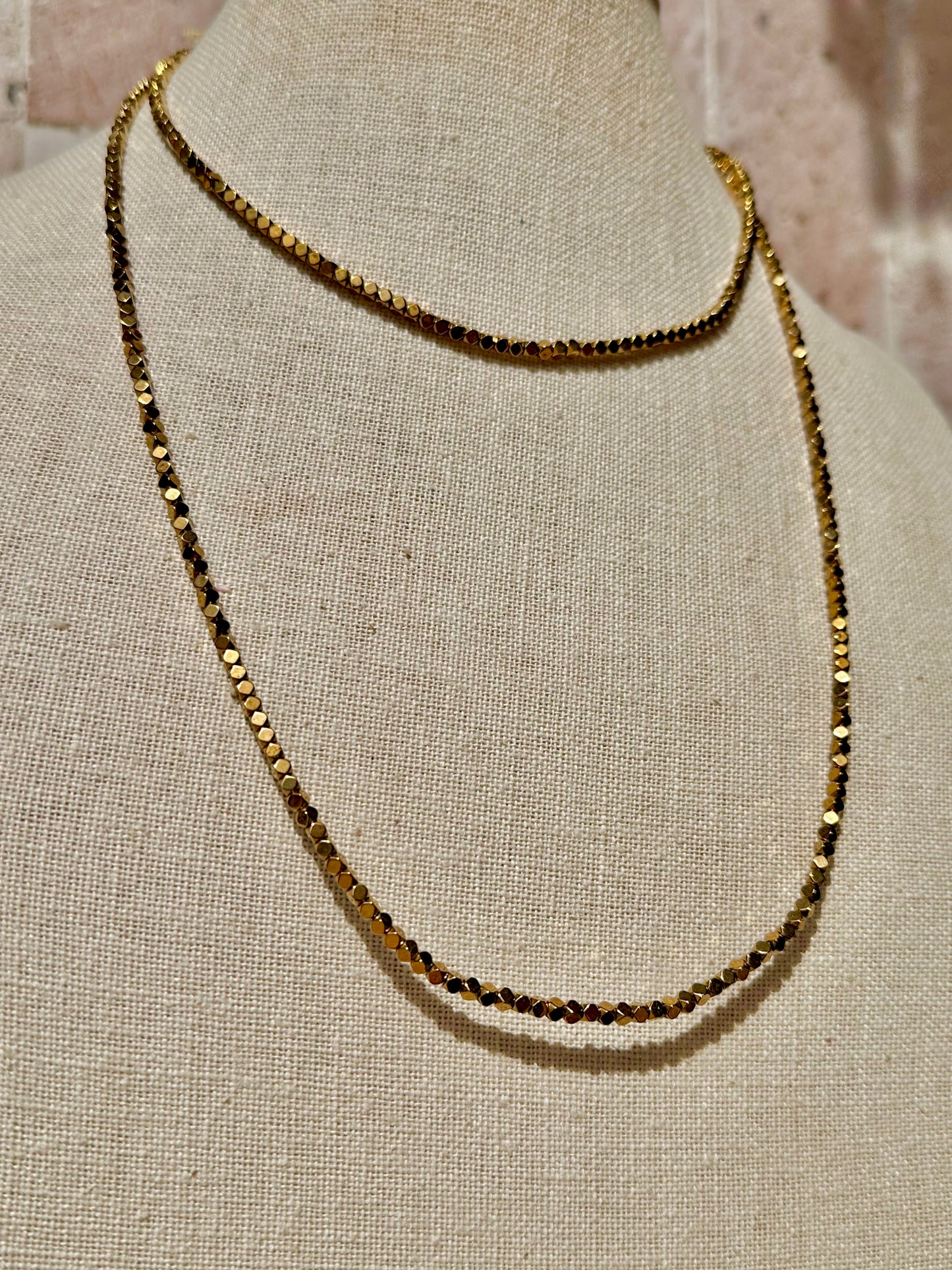 Collar largo de hematita dorada cubo mini