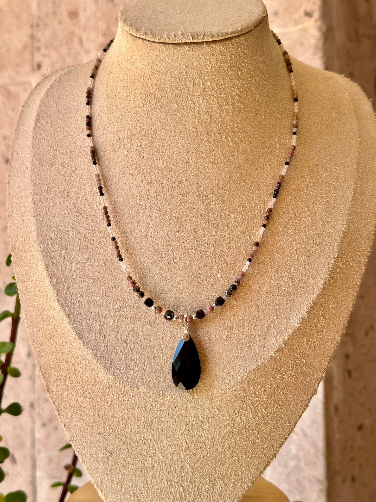 Collar de Rodonita, ágata, Ónix y Turmalina negra