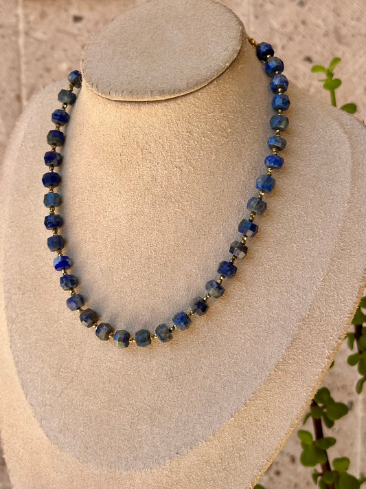Collar Ajustable de Lapislázuli con Hematita Dorada