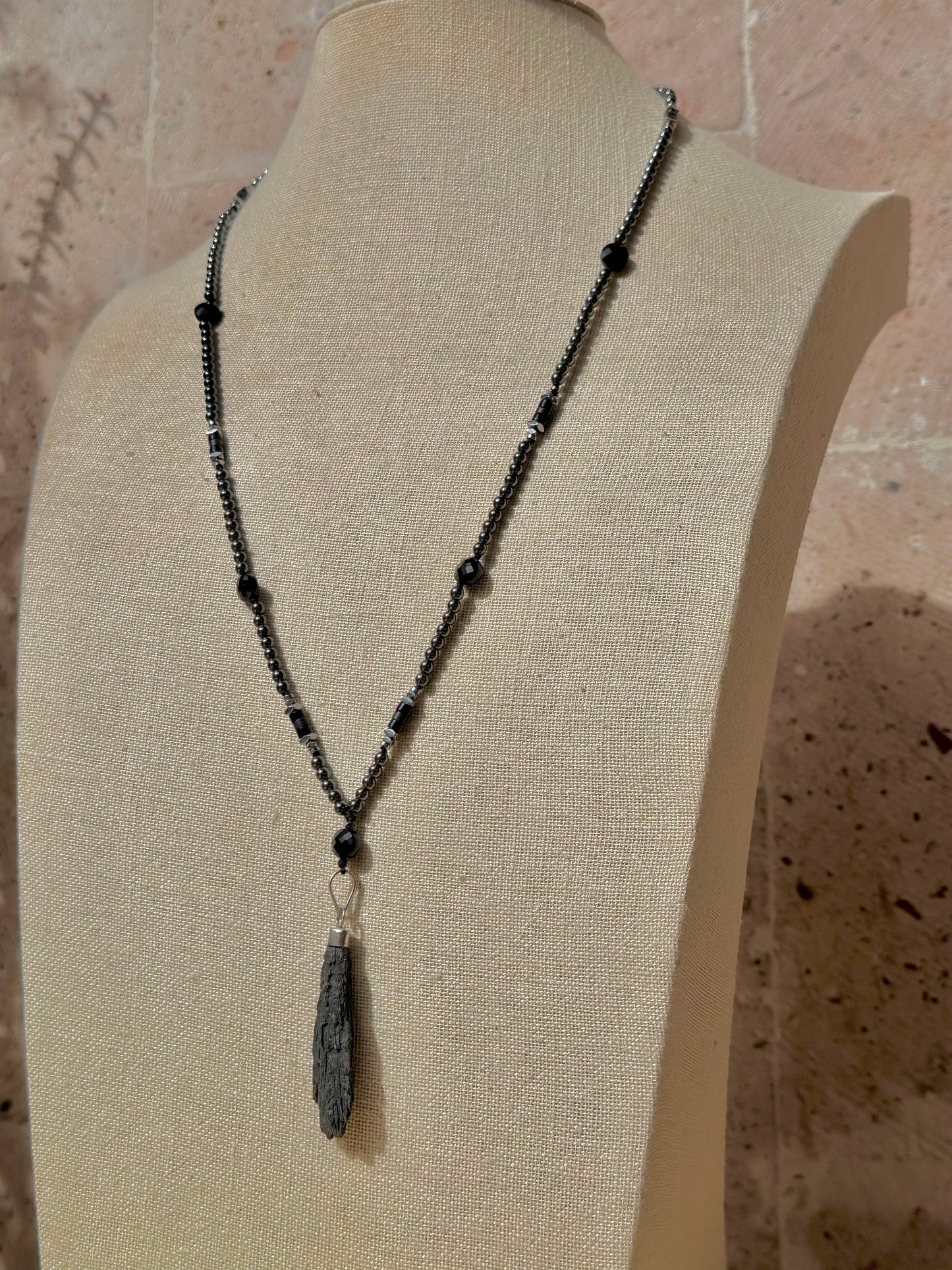 Collar Largo de Escoba de Bruja, Turmalina Negra, Hematita y Piedra Volcánica