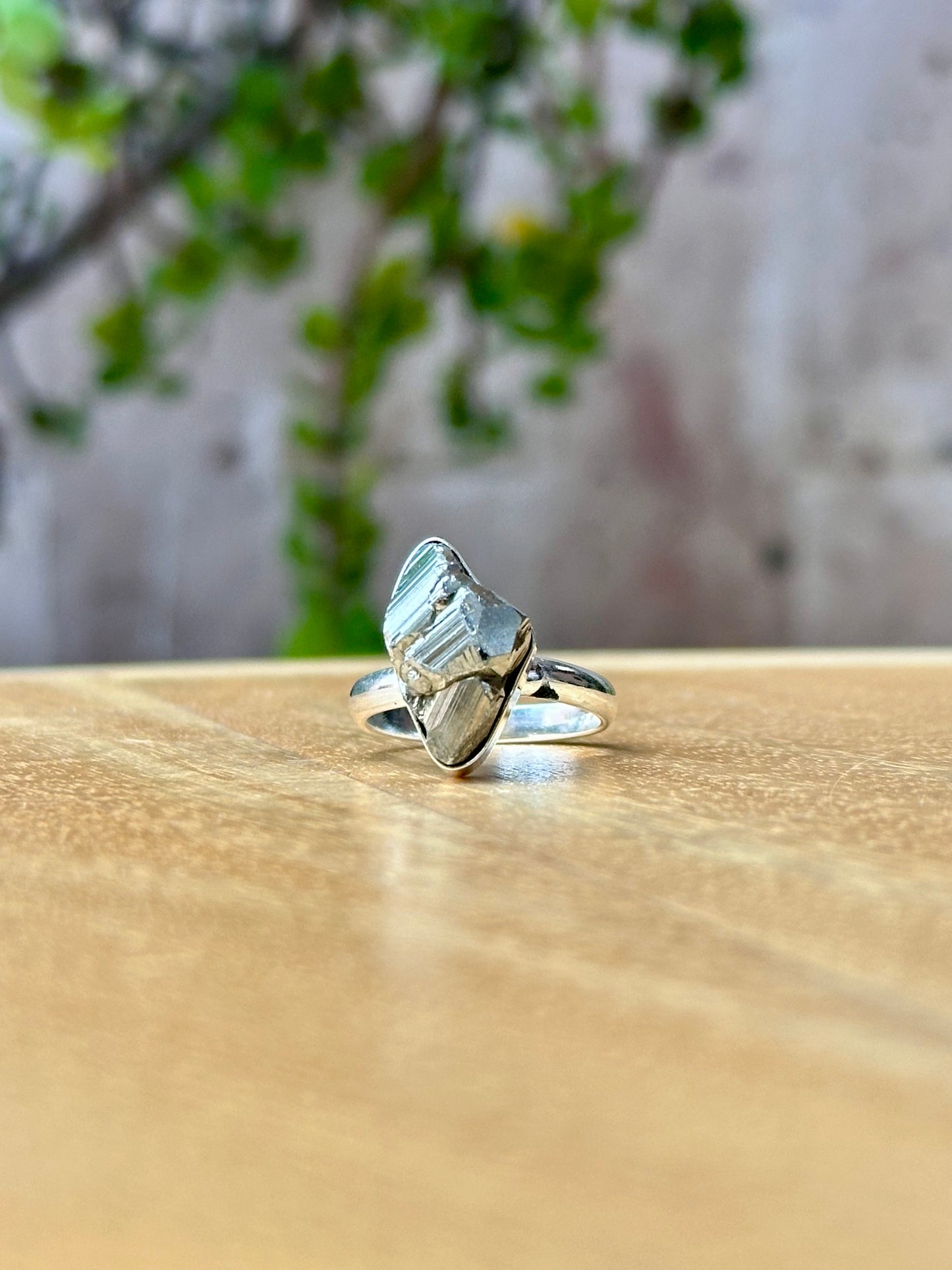 Anillo ajustable de pirita en bruto