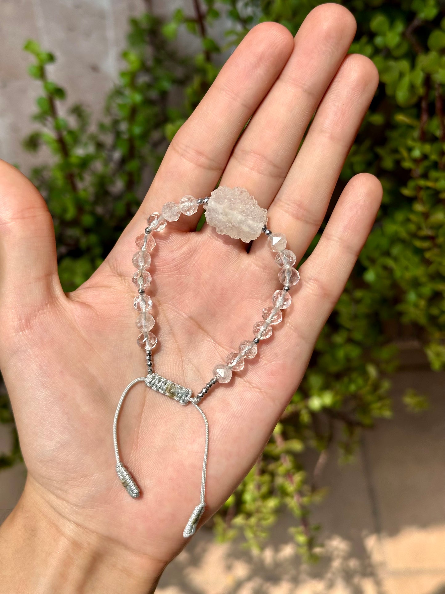 Pulsera Ajustable de Stalactita, Cuarzo Blanco y Hematita