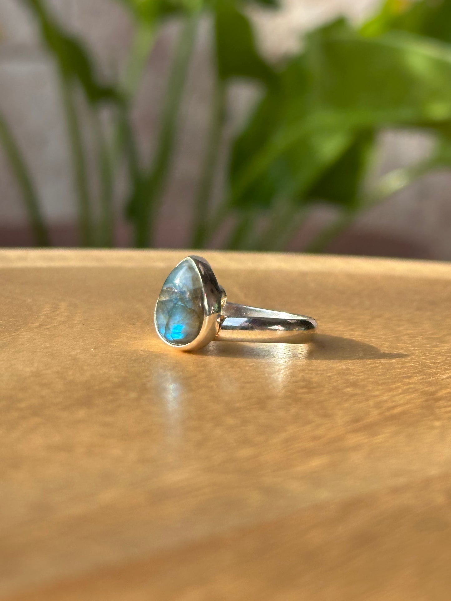 Anillo ajustable de labradorita gota