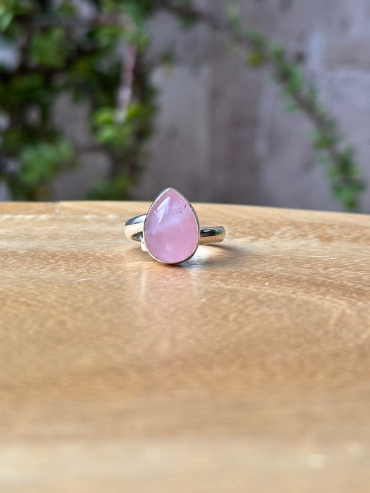 Anillo ajustable de Cuarzo rosa gota mini