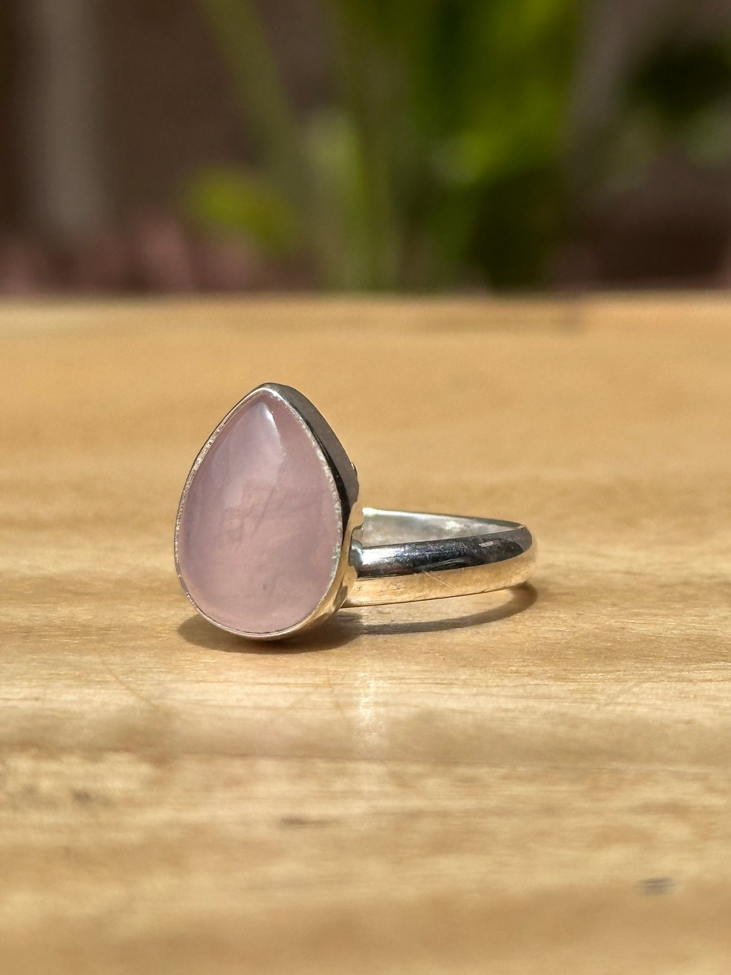 Anillo ajustable de Cuarzo rosa gota