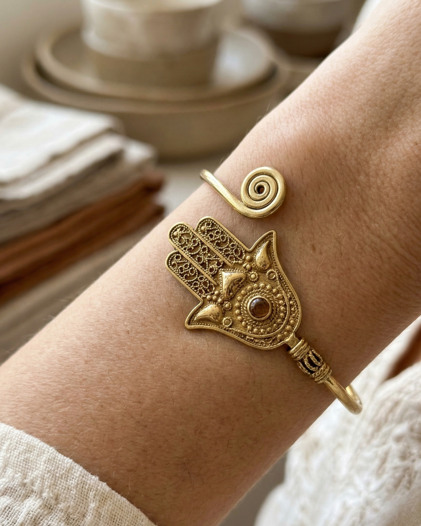 Brazalete de Latón con Ojo de Tigre | Protección y Confianza