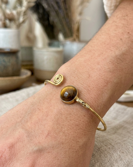 Brazalete de Latón con Ojo de Tigre | Protección y Confianza