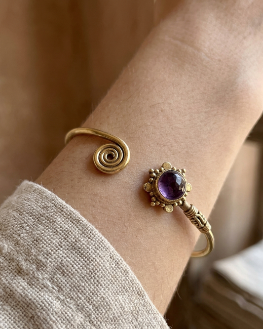 Brazalete de Latón con Amatista | Espiritualidad y Calma