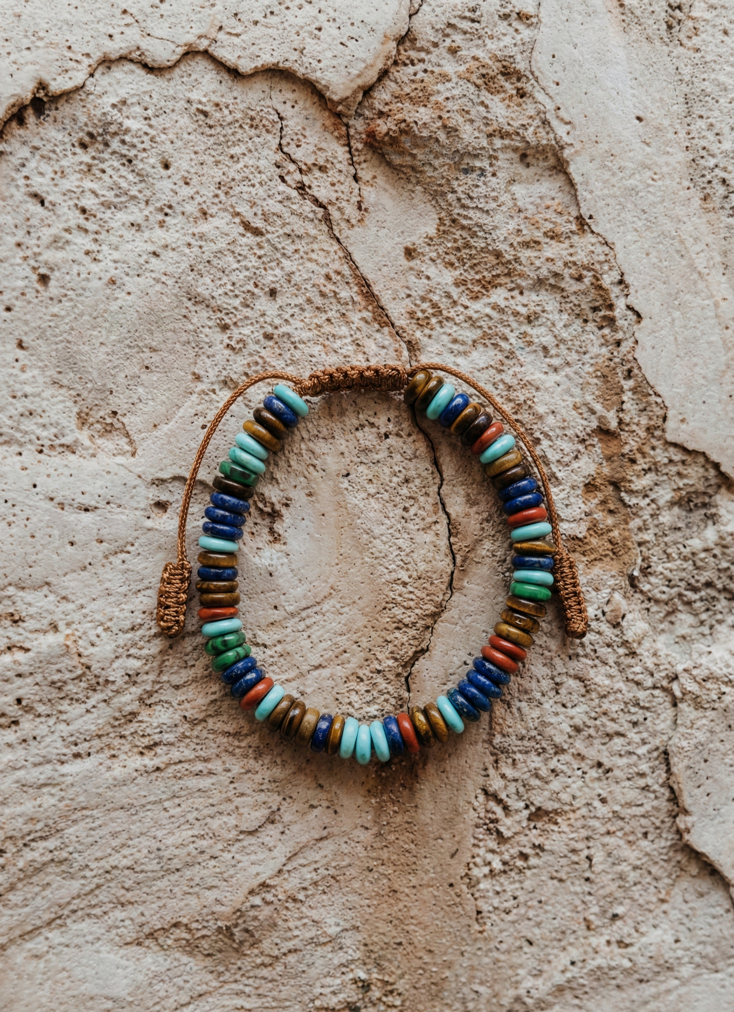 Pulsera ajustable de turquesa, ojo de tigre, lapislázuli, jaspe rojo y malaquita