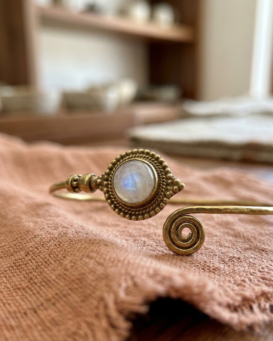 Brazalete de Latón con Piedra Luna | Intuición y Energía Femenina