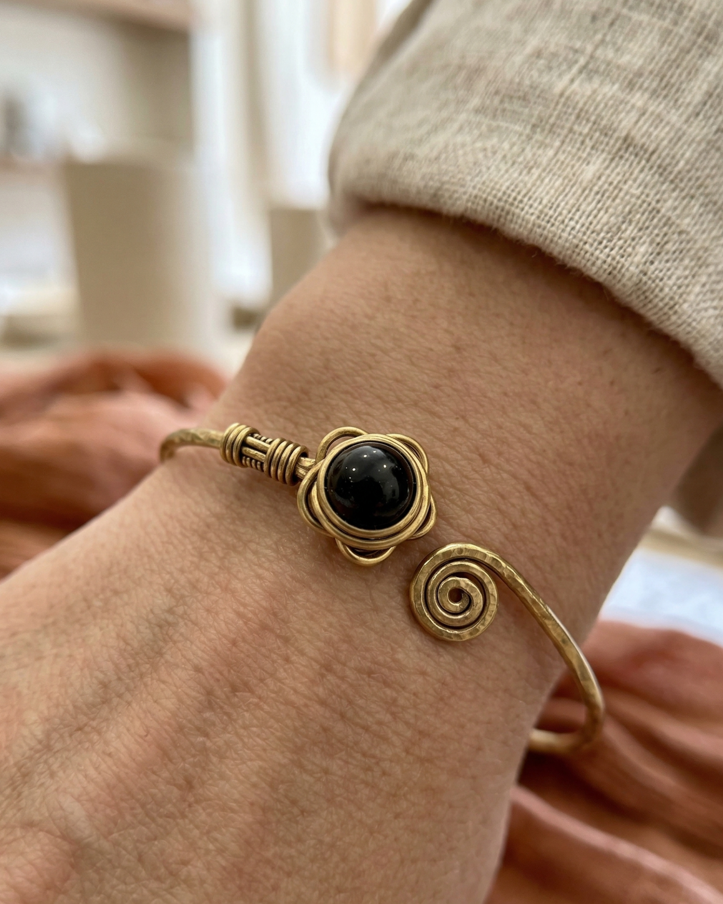 Brazalete de Latón con Obsidiana | Protección y Transformación
