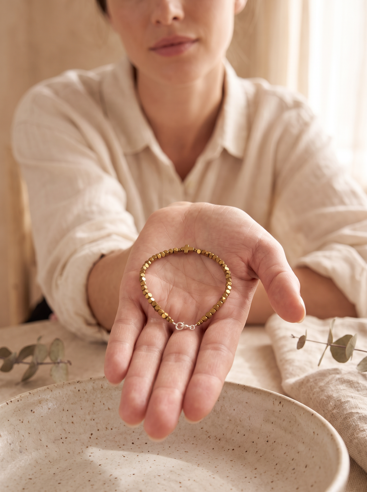 Pulsera · Hematita Dorada Facetada con Cruz