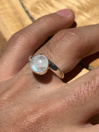 Anillo ajustable de piedra luna redondo mini