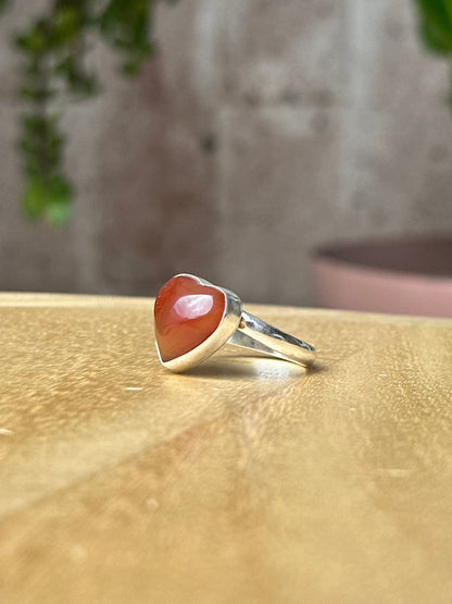 Anillo ajustable de cornalina roja corazón