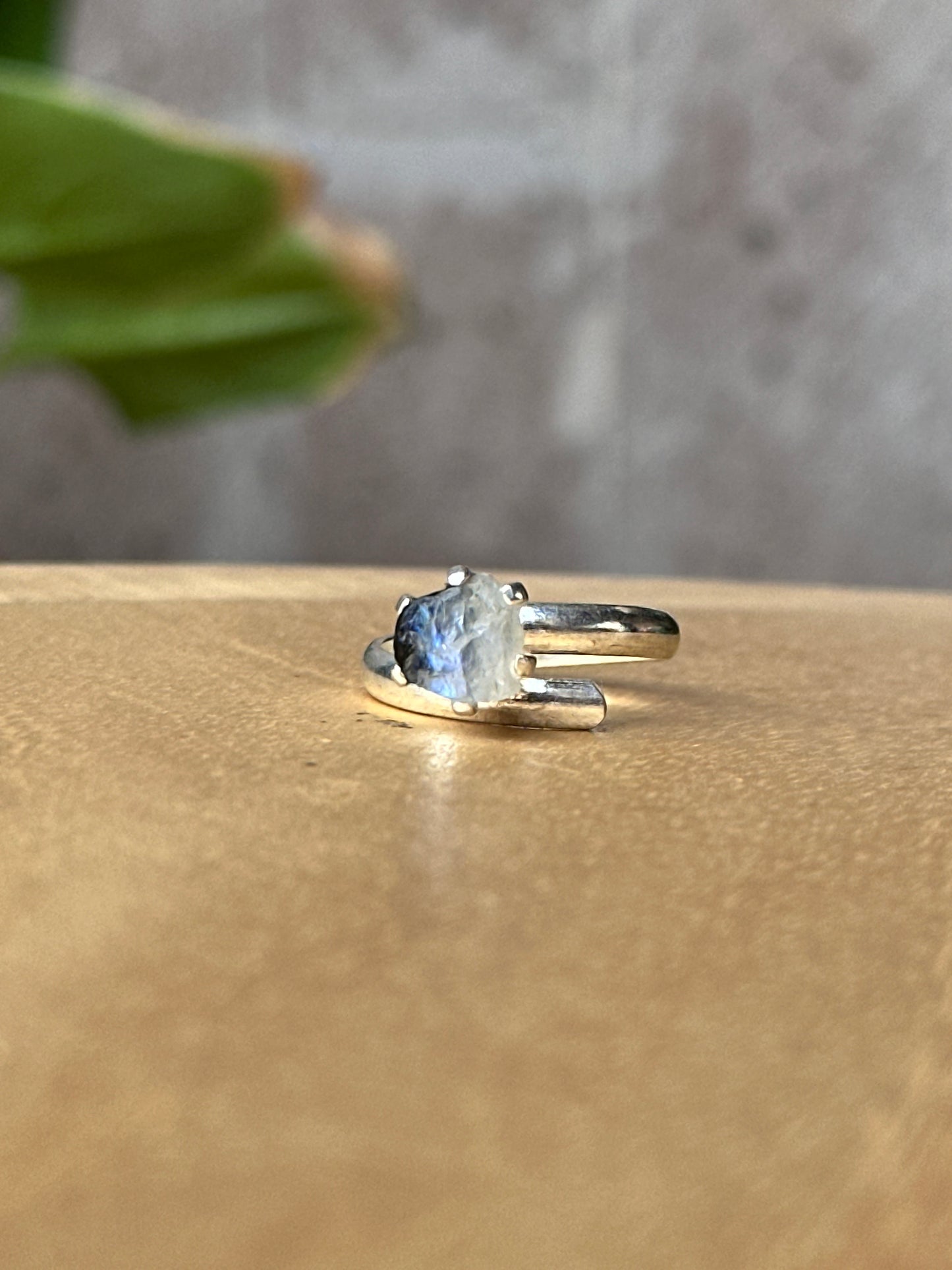 Anillo ajustable de piedra luna en bruto