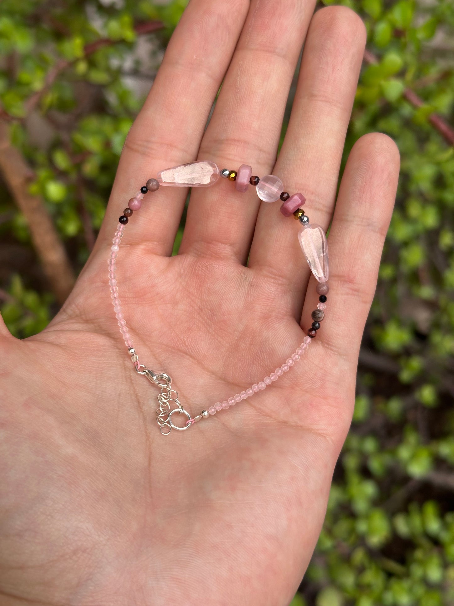 Pulsera de Cuarzo Rosa, Rodonita Brasileña y Hematita con Broche