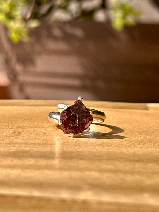 Anillo ajustable de Granate Rojo en bruto