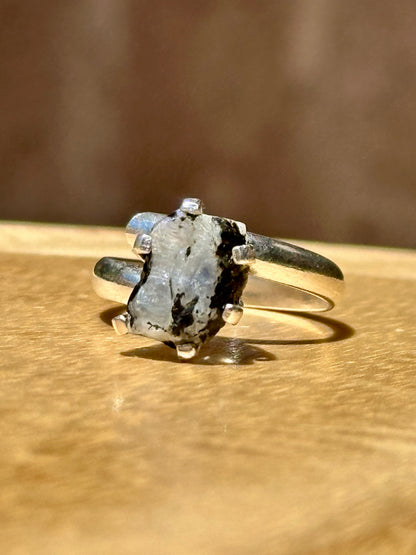 Anillo ajustable de piedra luna en bruto