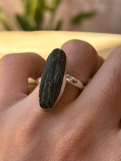 Anillo ajustable de turmalina negra