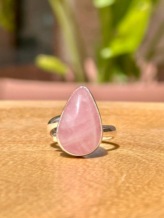 Anillo ajustable de Cuarzo rosa gota