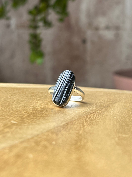 Anillo ajustable de turmalina negra